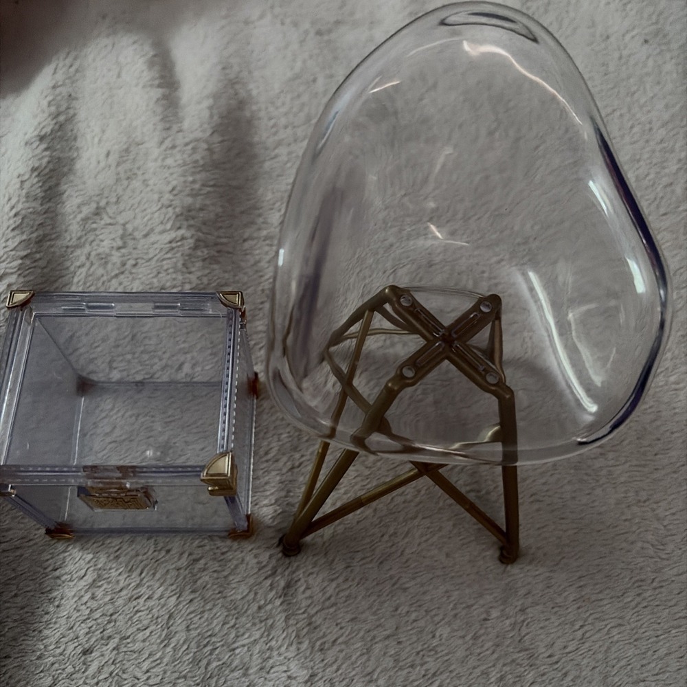 Rainbow High 11" Doll Deluxe Fashion Closet Clear Acrylic Chair And Acrylic Box